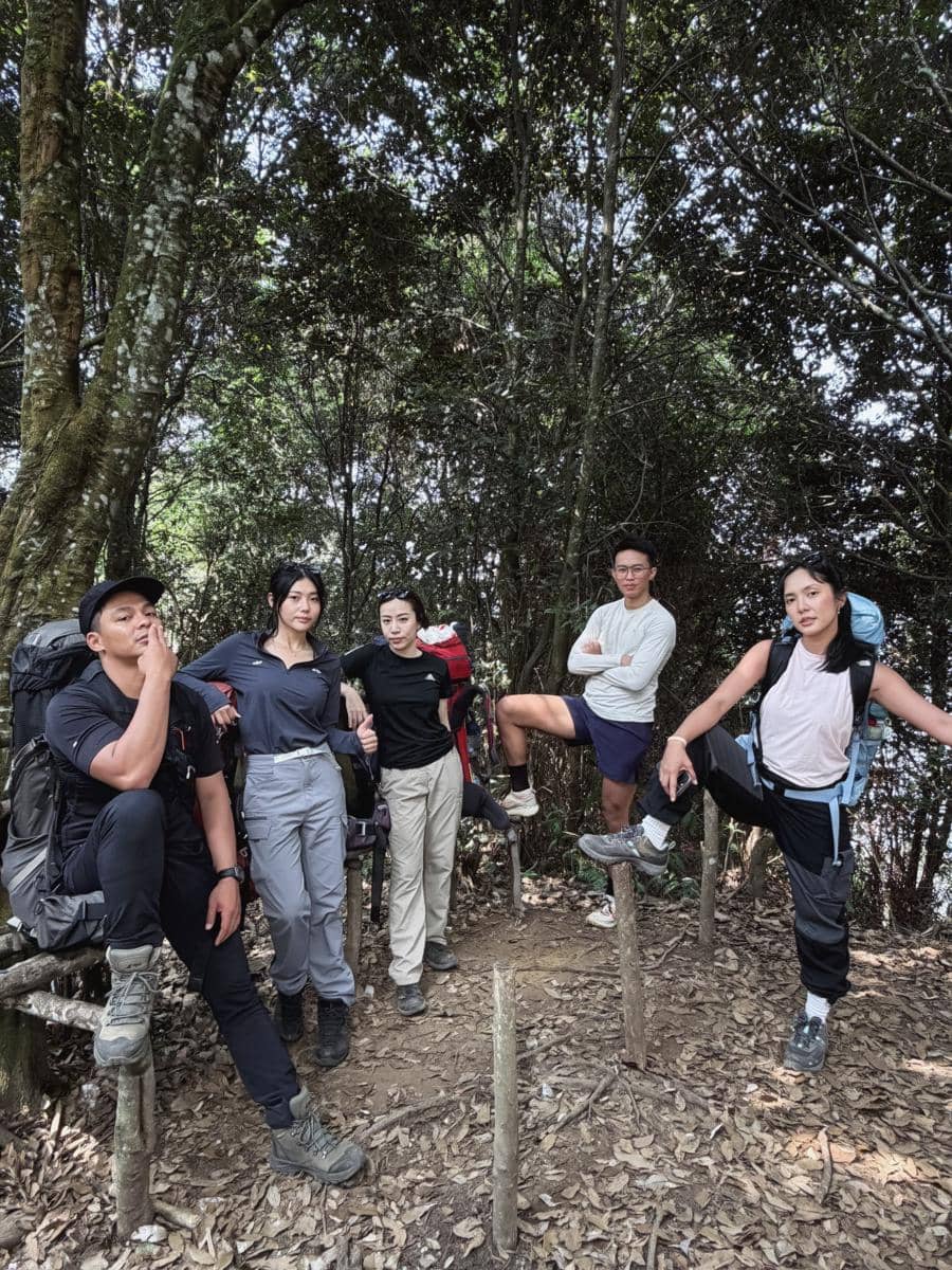 Wendy Walters mendaki Gunung Tambakruyung di Ciwidey