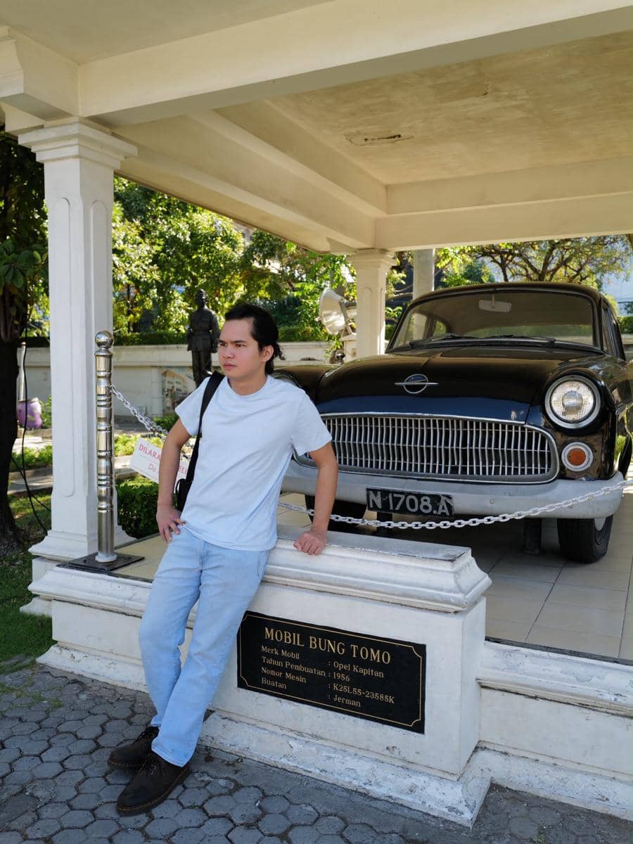 Dul Jaelani saat jalan-jalan di Kota Surabaya