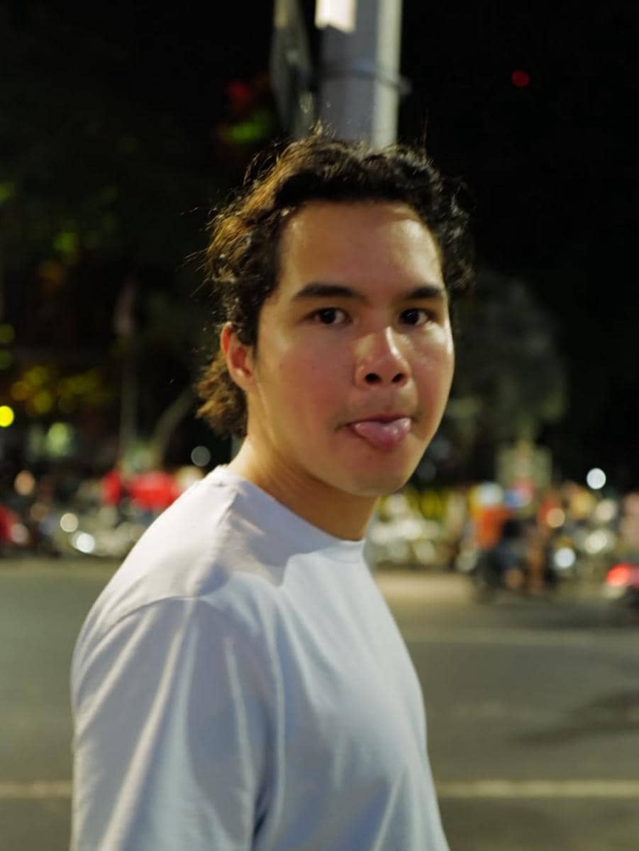 Dul Jaelani saat jalan-jalan di Kota Surabaya