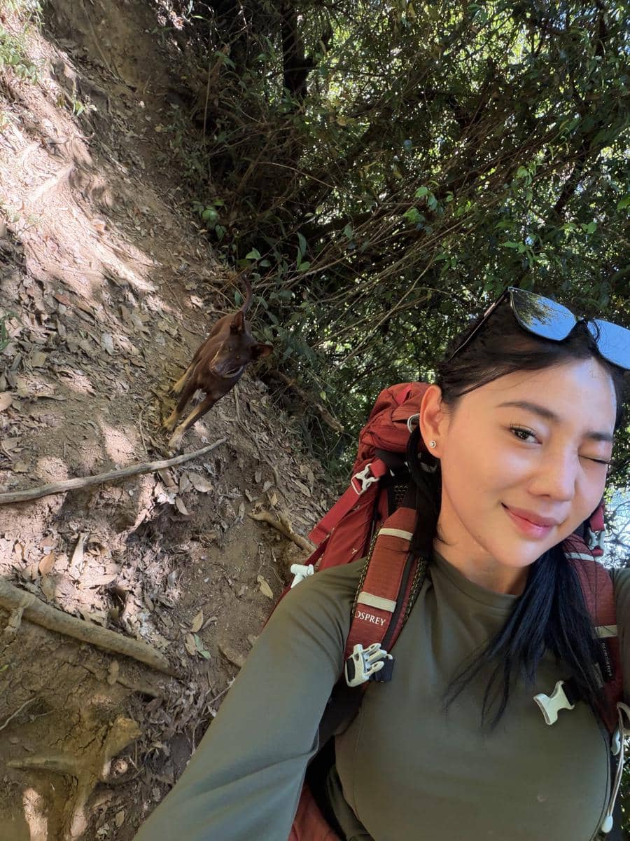 Wendy Walters mendaki Gunung Tambakruyung di Ciwidey
