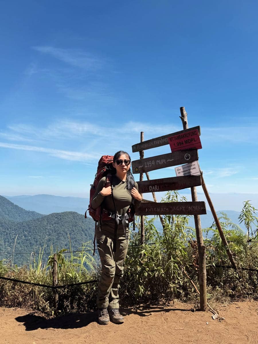 Wendy Walters mendaki Gunung Tambakruyung di Ciwidey