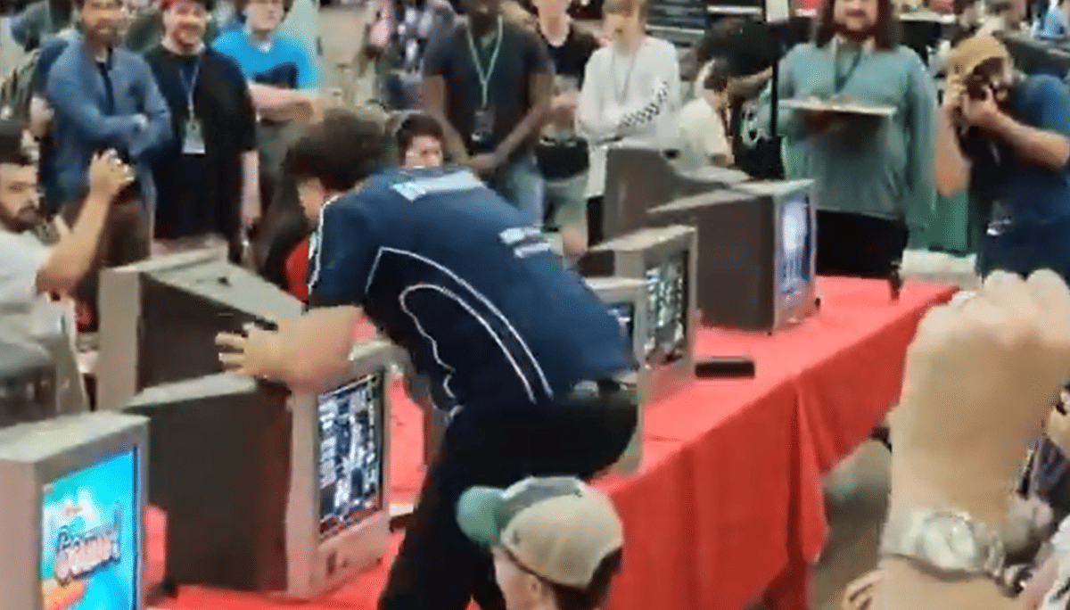 Hungrybox melakukan selebrasi