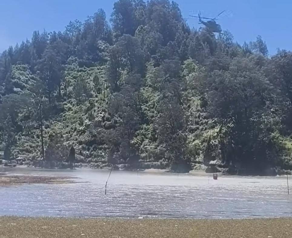 Proses pengambilan air di Ranupani untuk mendukung operasi water bombing dalam penanganan kebakaran.