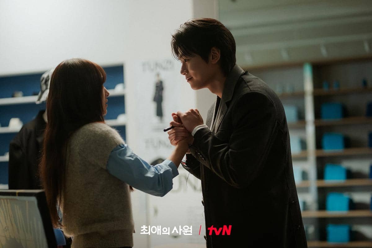 Still cut promosi drama My Bias, My Boss dari unggahan akun Instagram resmi tvN Drama untuk serial tersebut.