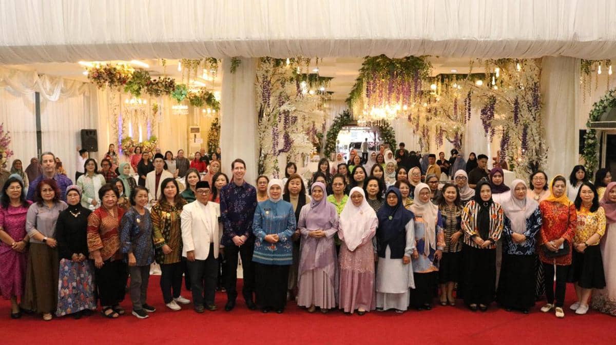 Konsul Jendral Australia di Makassar, Todd Dias saat bersama komunitas dan kelompok masyarakat di Makassar. Dok. Konjen Australia