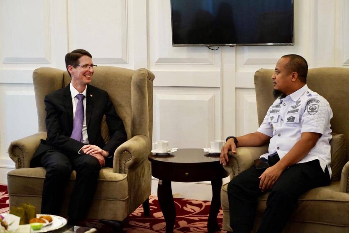 Konsul Jendral Australia di Makassar, Todd Dias (kiri) bersama Gubernur Sulawesi Selatan (Sulsel), Andi Sudirman Sulaiman di Makassar. Dok. 