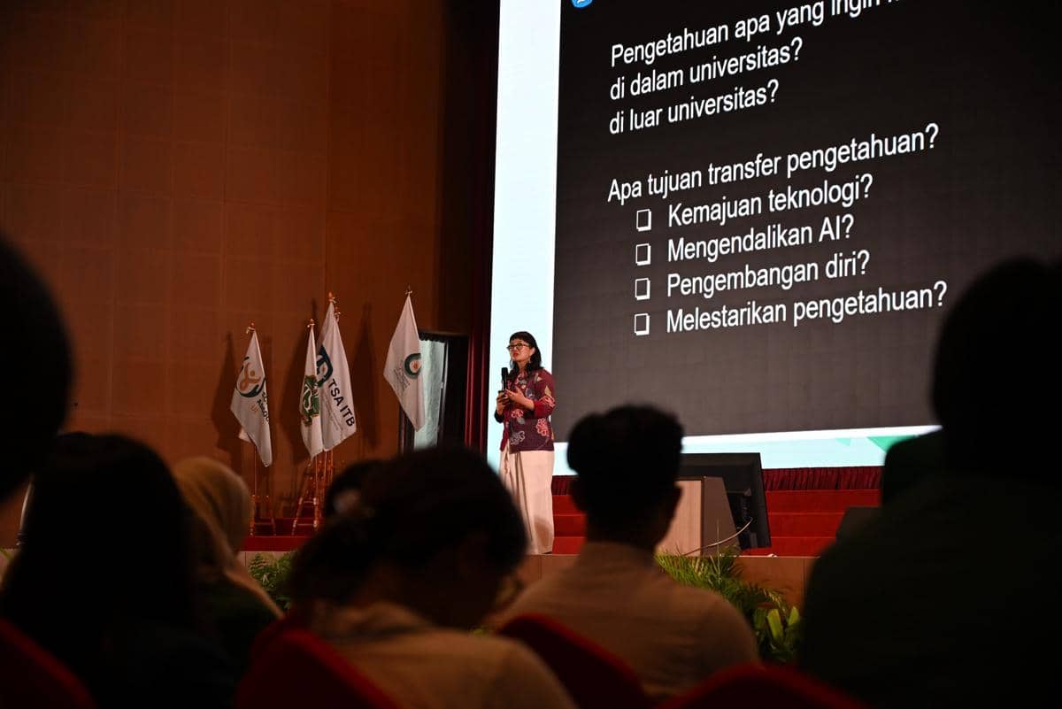 potret Wamen Diktisaintek RI Prof. Stella Christie mengajak generasi muda untuk kritis dalam penggunaan AI