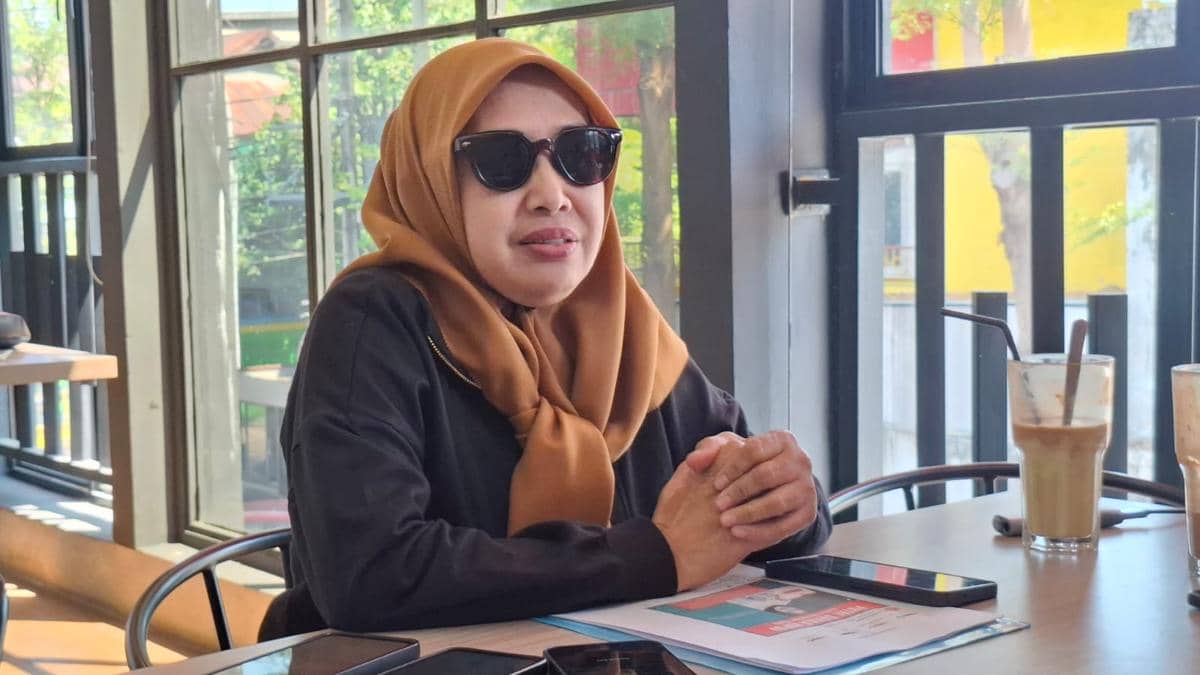 Juru Bicara Keluarga Putri Dakka, Sharma Hadeyang, saat memperlihatkan bukti tangkapan layar dugaan pencemaran nama baik Dokter RA terhadap Putri Dakka, IDN Times / Darsil Yahya