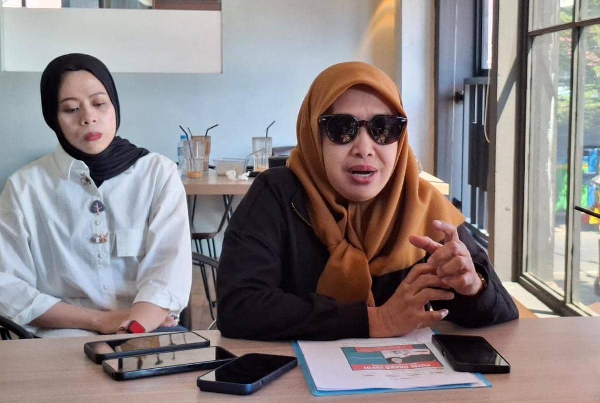 Juru Bicara Keluarga Putri Dakka, Sharma Hadeyang, saat memperlihatkan bukti tangkapan layar dugaan pencemaran nama baik Dokter RA terhadap Putri Dakka, IDN Times / Darsil Yahya