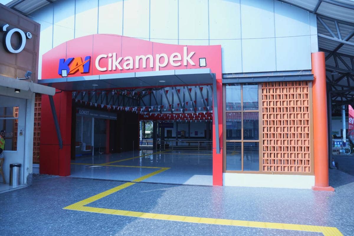 Hampir 1 Juta Penumpang Naik-Turun di Cikampek, Hall Stasiun Diperluas