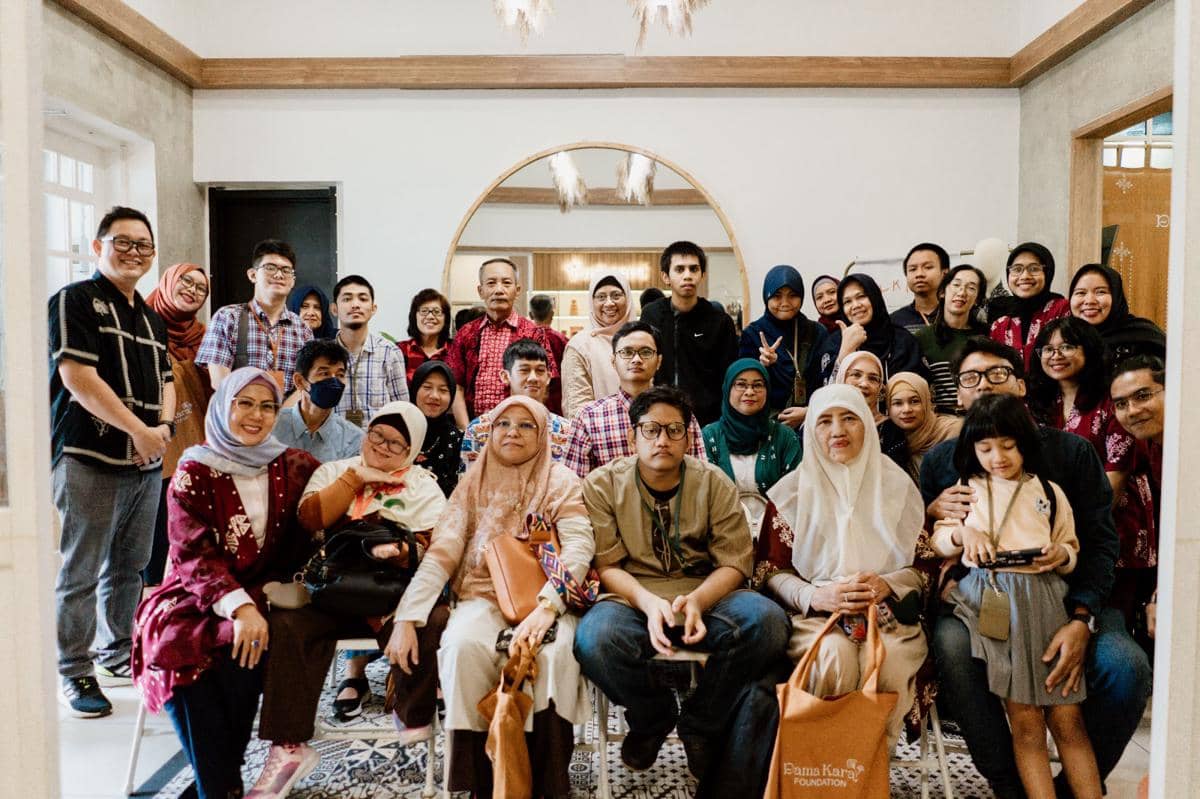 Dini bersama orang tua dan peserta kelas menggambar Dama Kara