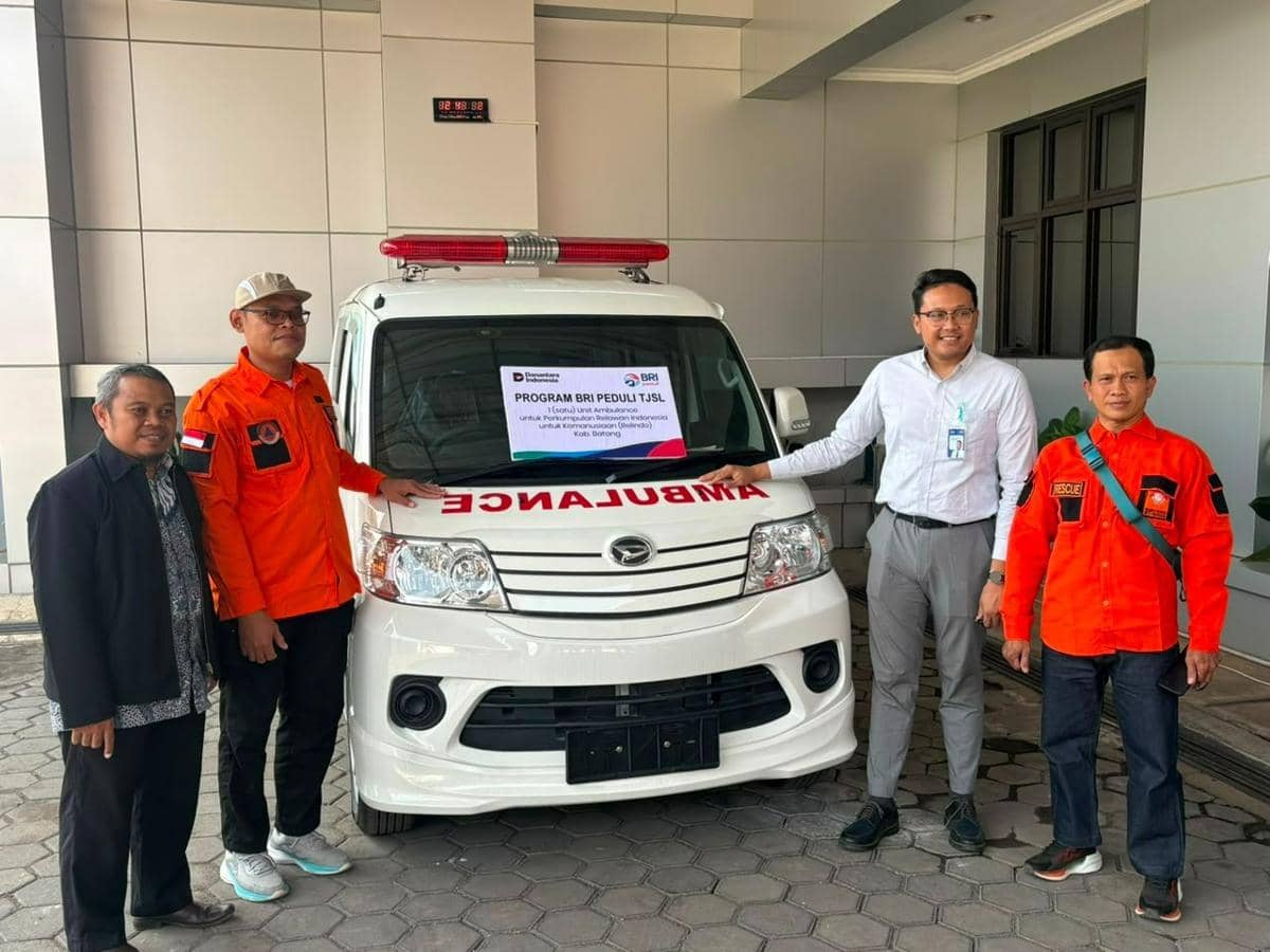 BRI Peduli Hibahkan Ambulans untuk Relawan Kemanusiaan di Batang