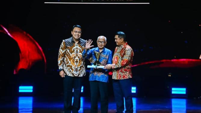 Mbah Guru Matematika Dapat Penghargaan Satria SDM Emas dari Wamen Komdigi