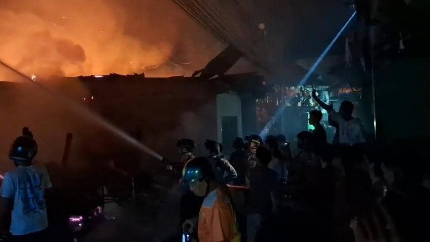ebakaran melanda kawasan permukiman padat di Jalan Kandea 3 Lorong 2 dan 3, Kelurahan Baraya, Kecamatan Bontoala, Kota Makassar, Senin (10/8