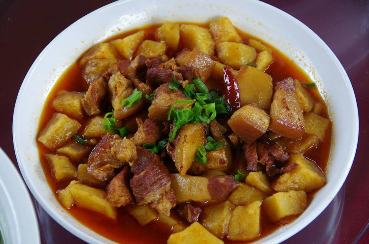 Semangkuk soegogi gamja guk, sup Korea dengan daging sapi dan kentang, tersaji hangat di atas meja kayu.