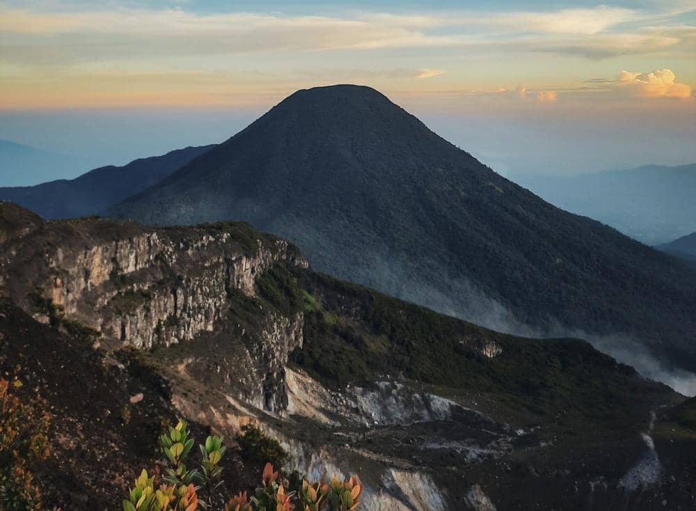 ilustrasi pemandangan di puncak Gunung Gede-Pangrango