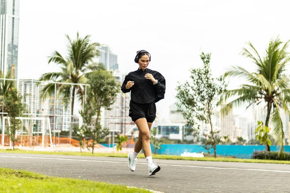 Apakah perlu “mengaktifkan” glutes saat lari?