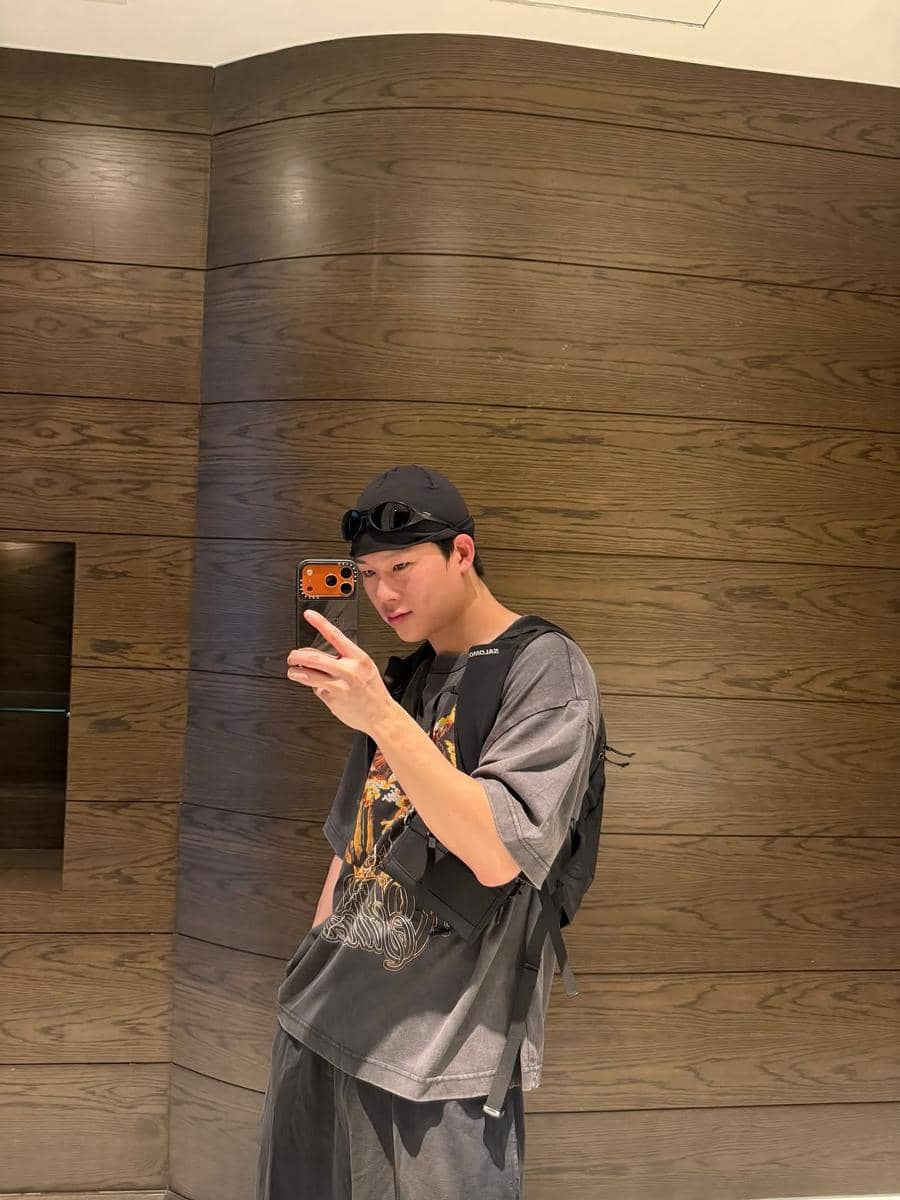 gaya traveling ala Joohoney MONSTA X