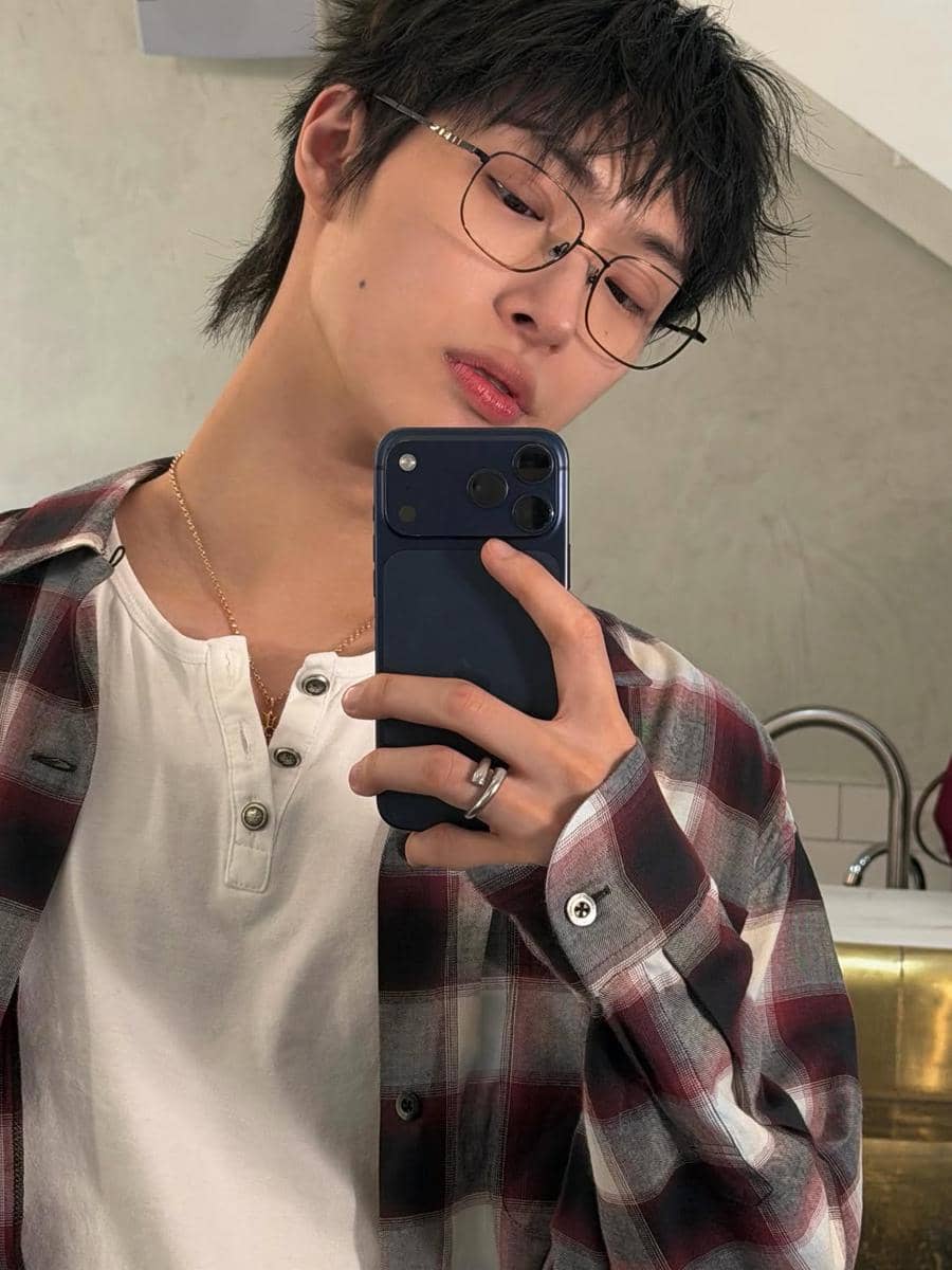 padu padan kacamata hitam ala Mingi ATEEZ