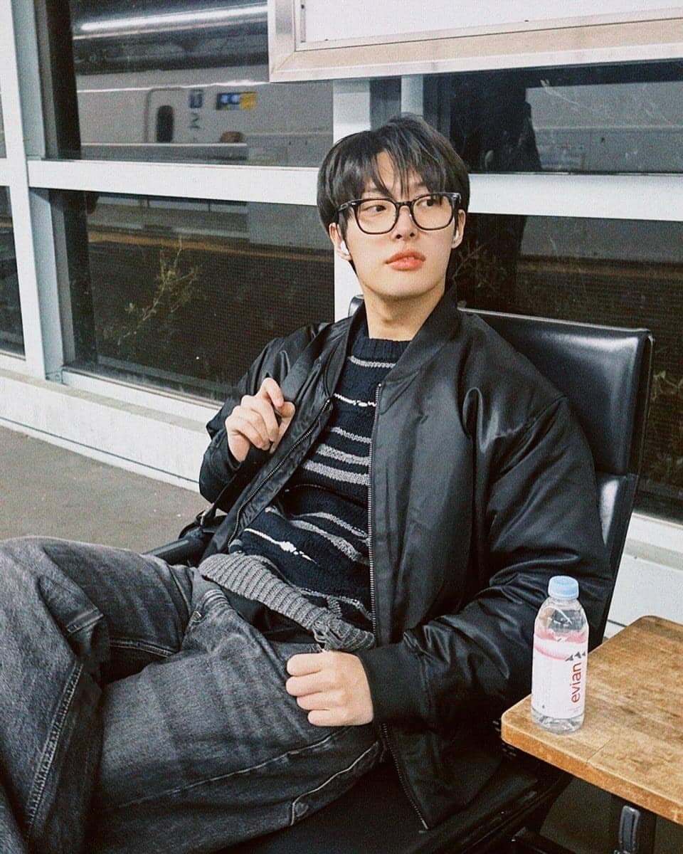 outfit kacamata hitam ala Mingi ATEEZ
