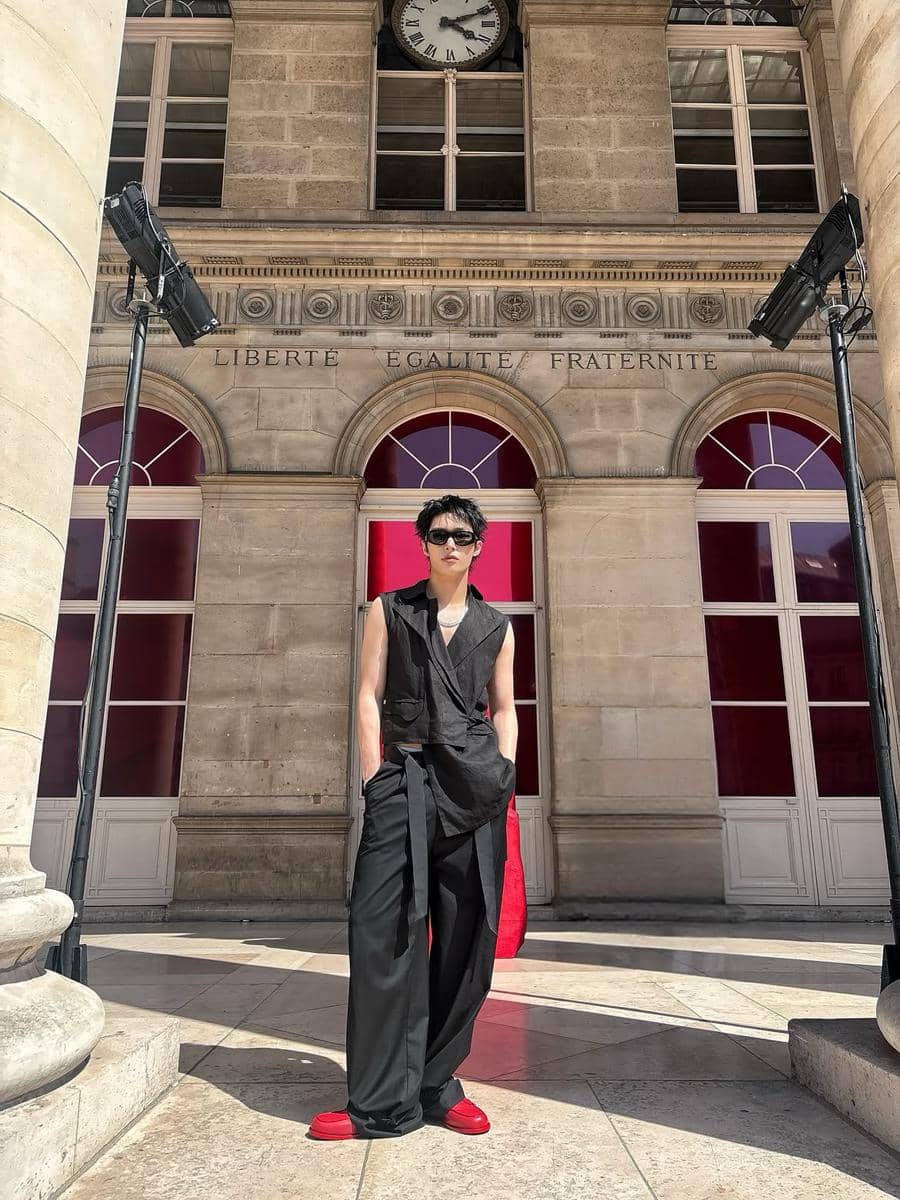style kacamata hitam ala Mingi ATEEZ