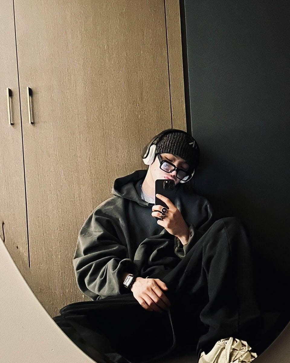 gaya kacamata hitam ala Mingi ATEEZ