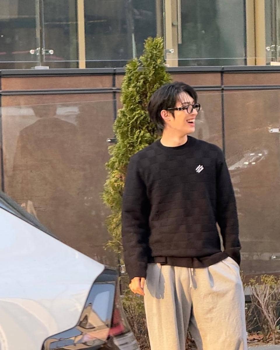 mix and match kacamata hitam ala Mingi ATEEZ