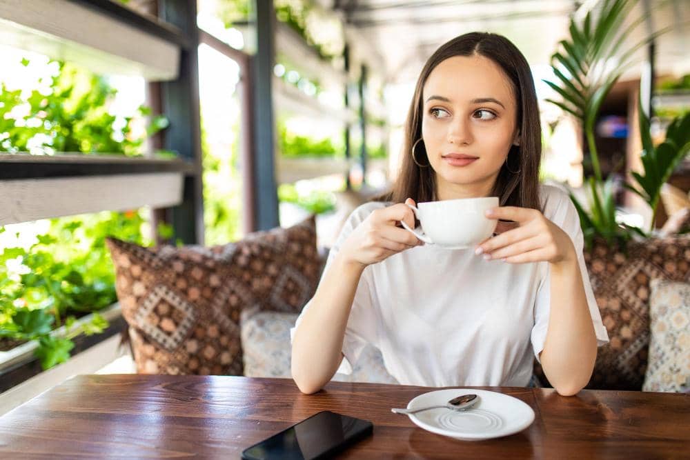 ilustrasi perempuan menikmati kopi