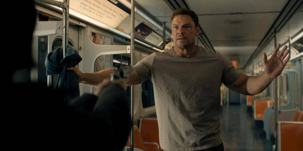 Potongan adegan dari serial Reacher Season 4 dalam materi promosi resmi yang dirilis oleh Prime Video.