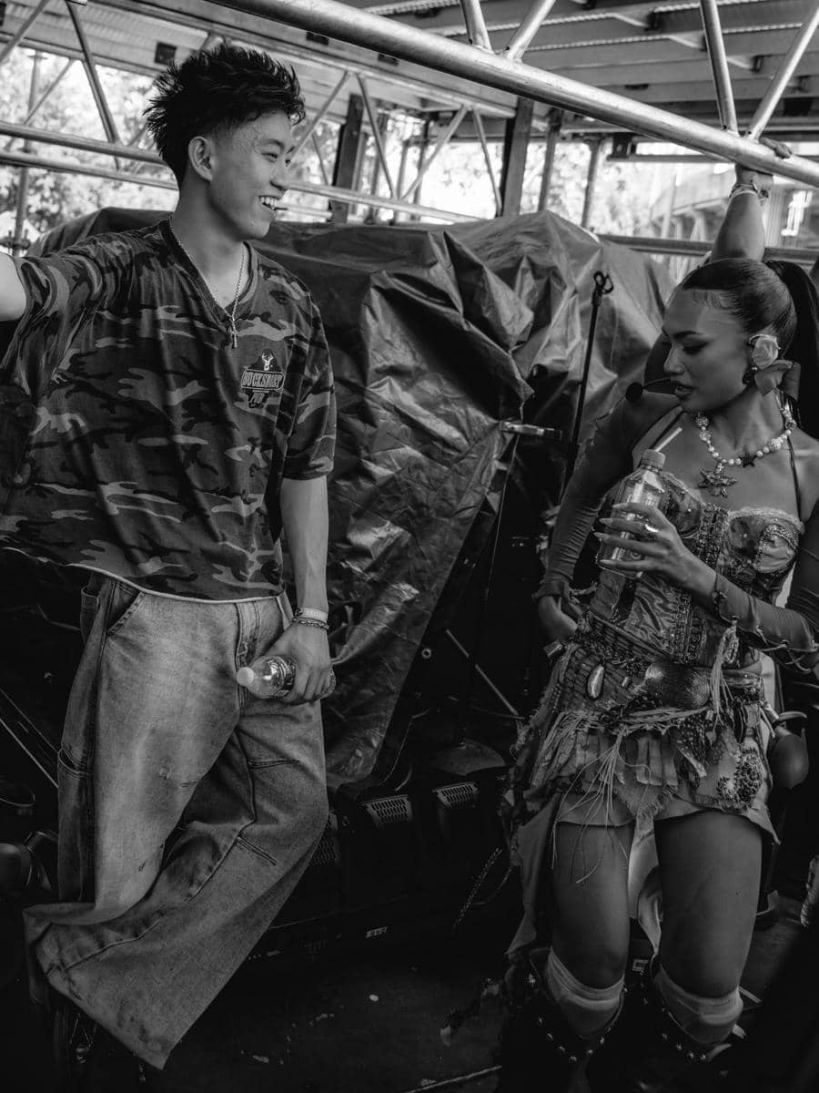 Rich Brian dan Esther No Na berpose bersama dalam foto yang diunggah melalui akun Instagram @queenetey.