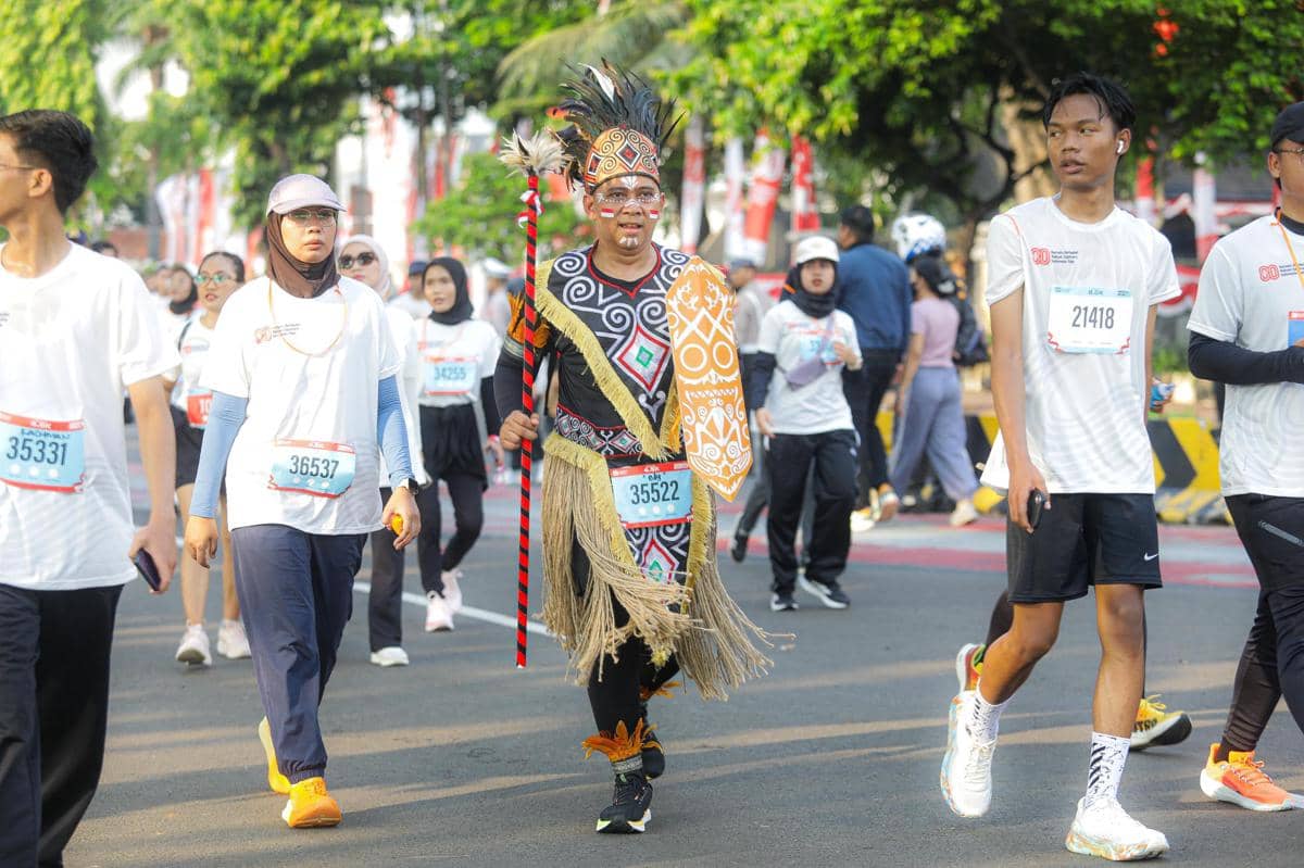 Peserta kategori 8 kilometer mengikuti Merdeka Run di Jakarta