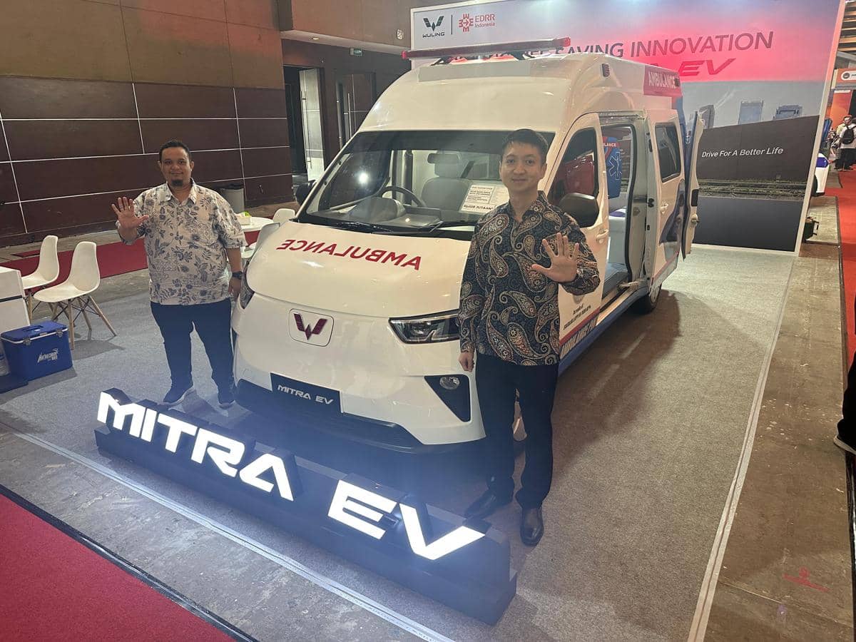Mobil listrik komersial Wuling Mitra EV berwarna putih dipamerkan di area pameran EDDR Indonesia 2026.