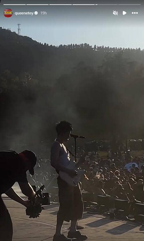 Rich Brian dan Esther No Na berpose bersama dalam potret yang dibagikan melalui akun Instagram @queenetey.