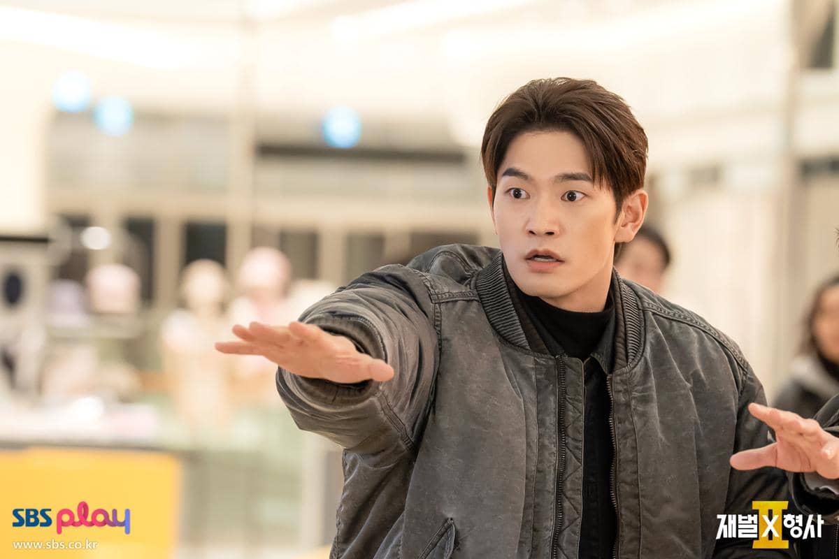 Potongan adegan serial Korea Flex X Cop 2 dalam materi promosi resmi SBS untuk serial tersebut.