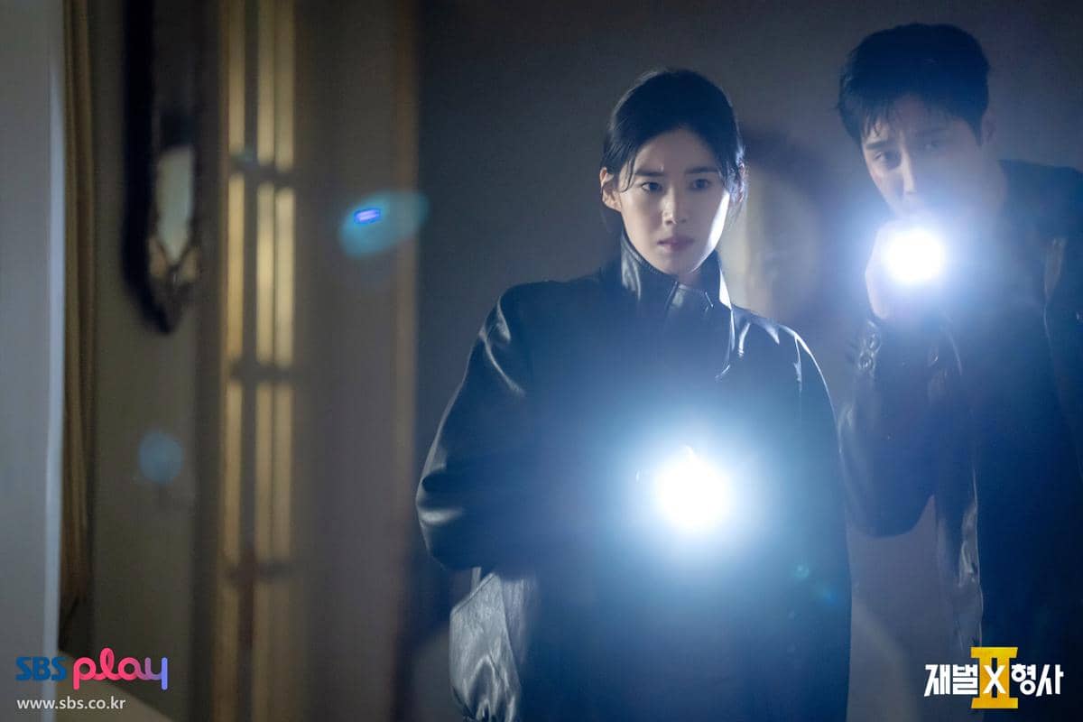 Potongan adegan dari drama Korea Flex X Cop 2, serial produksi SBS, sebagaimana tercantum dalam keterangan gambar.