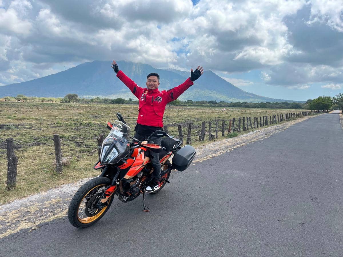 Ilustrasi pengendara sepeda motor melakukan touring jarak jauh untuk menempuh perjalanan antardaerah.