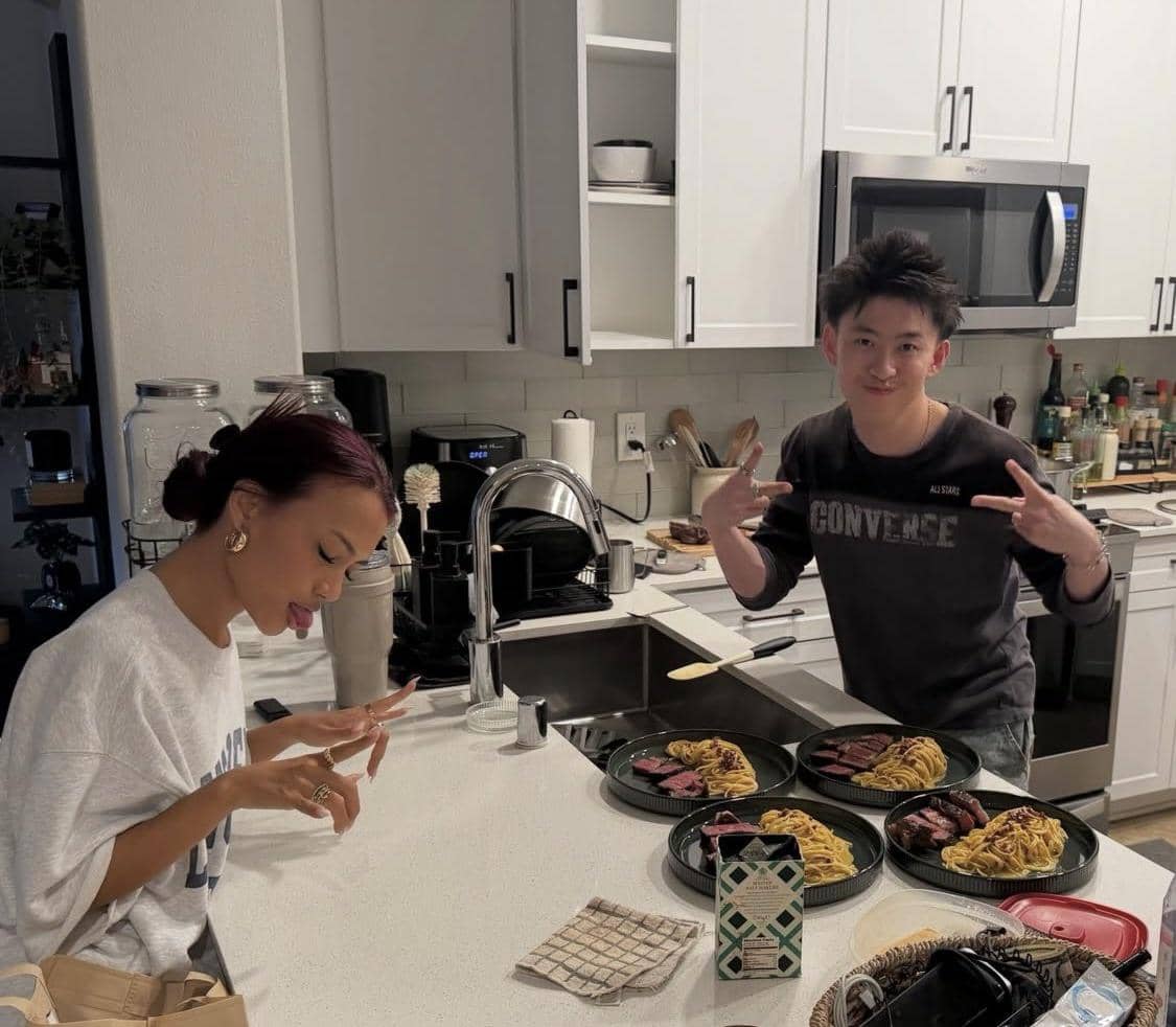 Rich Brian dan Esther No Na tampil bersama dalam unggahan akun Instagram @queenetey dengan suasana santai.
