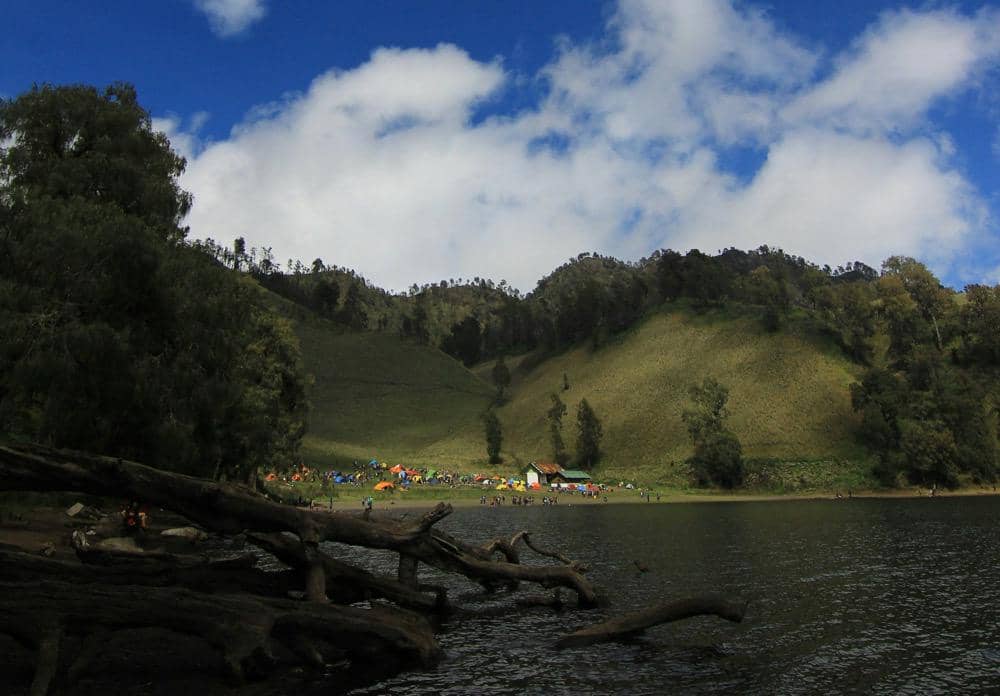 ilustrasi Ranu Kumbolo di pagi hari