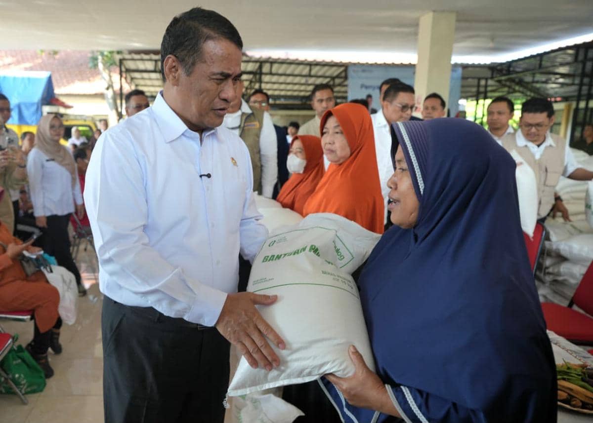 Kepala Bapanas & Dirut BULOG Serahkan Bantuan Pangan bagi Surabaya