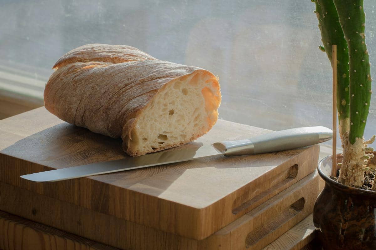 Aneka bahan sandwich tersusun sebagai ilustrasi, termasuk roti, sayuran, keju, dan isian untuk hidangan praktis.