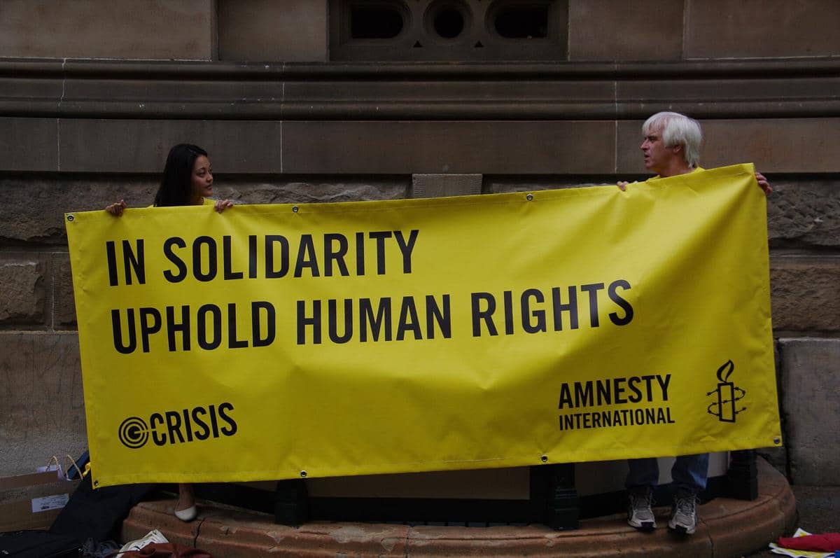 Dua orang anggota Amnesty International.
