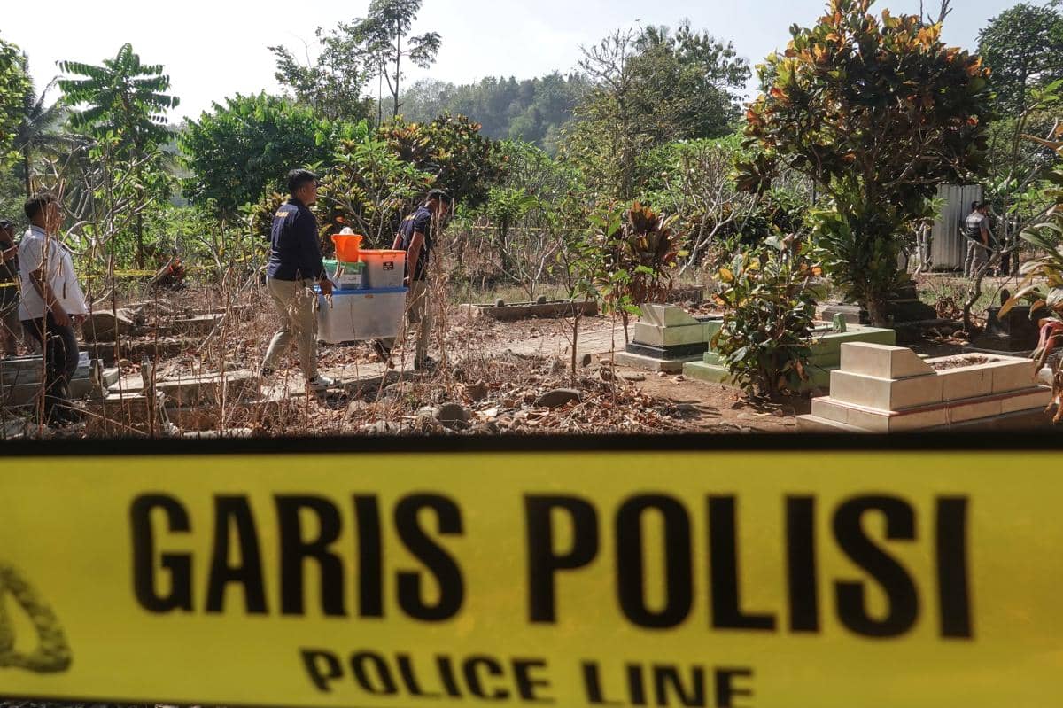 Petugas membawa peralatan untuk proses ekshumasi jenazah Sutrimo mantan kepala rumah tangga eks Jampidsus Kejagung Febrie Adriansyah, di Des