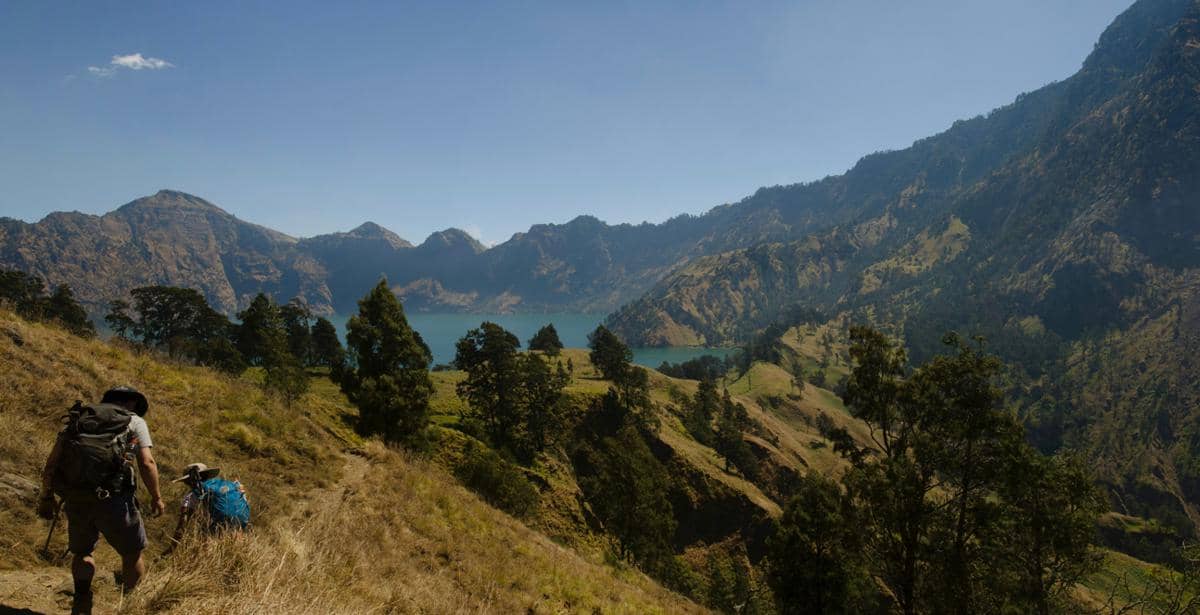 ilustrasi mendaki gunung saat cuaca cerah