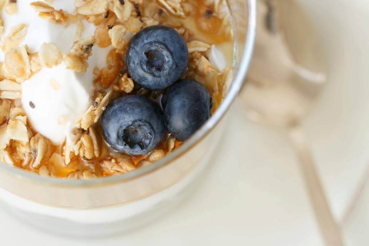 ilustrasi orange blueberry overnight oats