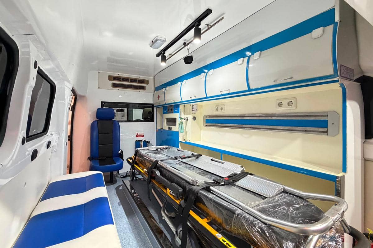 Interior kabin kendaraan Wuling yang dirancang untuk mendukung kebutuhan tenaga medis dalam menjalankan tugas.