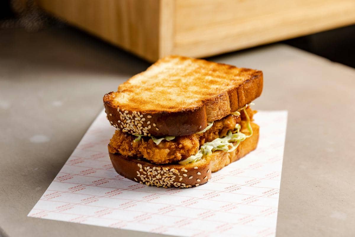 Resep Sandwich Ayam Crispy Topping Pesto Slaw, Roti Isi Premium!