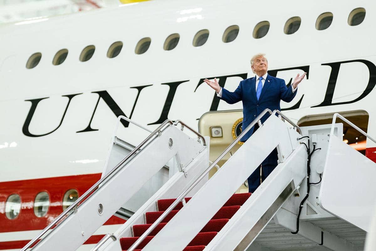 Iran Disebut Pernah Berencana Bunuh Trump di Pesawat Air Force One