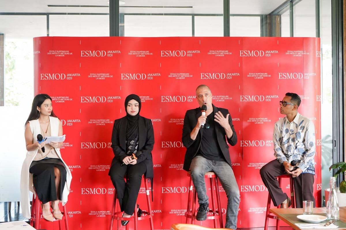Press conference yang diselenggarakan ESMOD