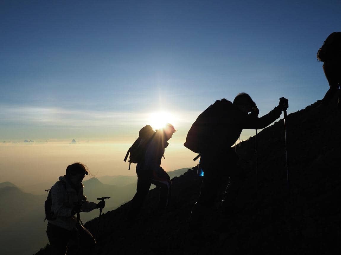 ilustrasi mendaki gunung