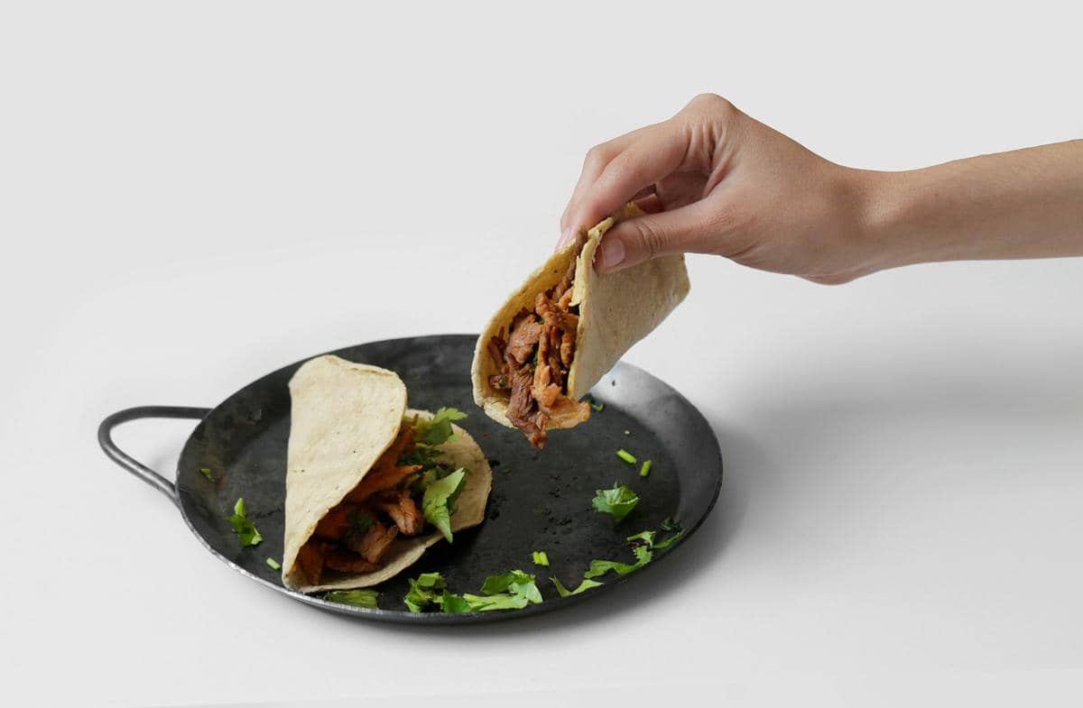 ilustrasi sajian taco daging sapi dan hummus